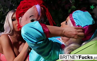 2 hot blondes allotment Halloween scare