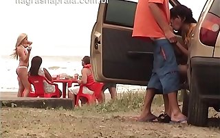 Casal safado faz sexo spoken em público na praia de Mongaguá - SP