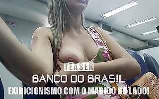 Cristina Almeida mostrando os peitinhos e sendo bolinada dentro effect Banco effect Brasil pelo Marido Corno